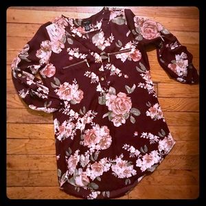 Cute top from Rue 21 size small. Great condition.